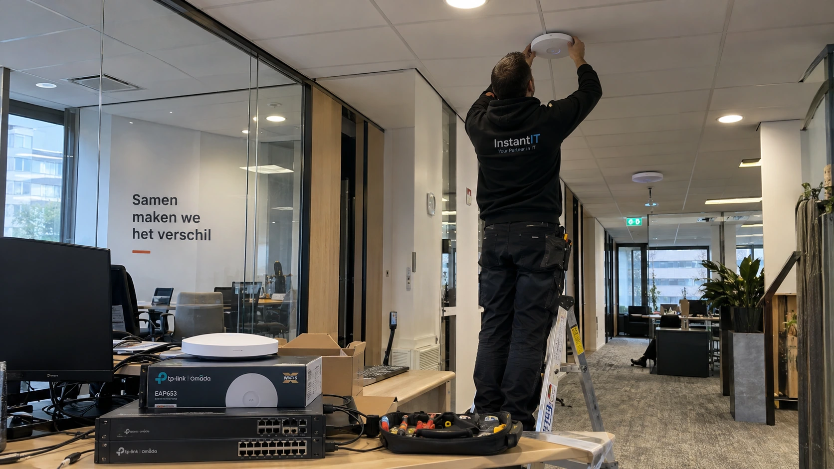 Praktijkfoto van een zakelijke wifi-installatie bij een kantoor in Den Haag